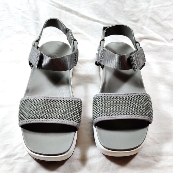 EUC UGG Aissa Light Grey & White Strappy Platform Sandals – 6/37 - Picture 3 of 9